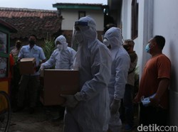 Pakai APD, Kapolres-Dandim Garut Beri Bantuan ke Warga yang Isoman