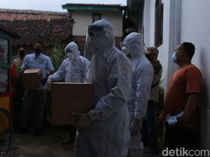 Pakai APD, Kapolres-Dandim Garut Beri Bantuan ke Warga yang Isoman Pakai APD, Kapolres-Dandim Garut Beri Bantuan ke Warga yang Isoman