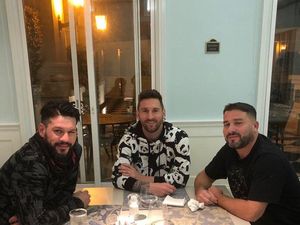 Seru Banget! Momen Messi Nikmati Cake Buah dan Ngemil Bareng Keluarga