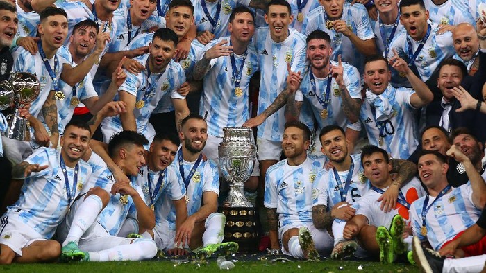 RIO DE JANEIRO, BRAZIL - JULY 10: Lionel Messi and Angel Di Maria of Argentina along with teammates pose with the trophy after winning the final of Copa America Brazil 2021 between Brazil and Argentina at Maracana Stadium on July 10, 2021 in Rio de Janeiro, Brazil. (Photo by Buda Mendes/Getty Images)