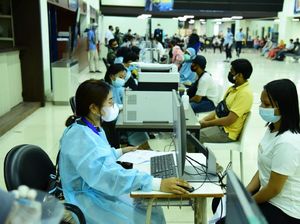 TNI AU Vaksinasi Massal 4.023 Warga di Bandara Soetta