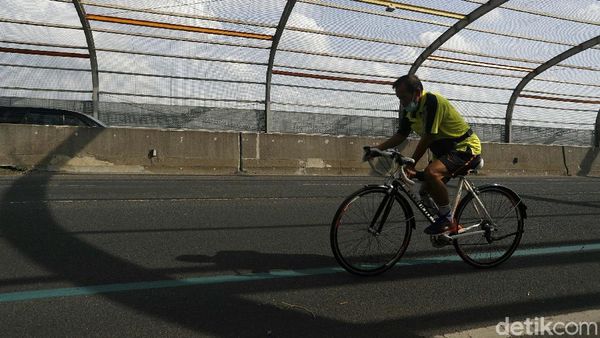 Warga Bekasi Isi PPKM Darurat dengan Bersepeda