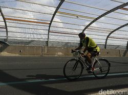 Warga Bekasi Isi PPKM Darurat dengan Bersepeda