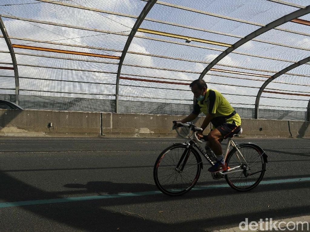 Warga Bekasi Isi PPKM Darurat dengan Bersepeda Warga Bekasi Isi PPKM Darurat dengan Bersepeda
