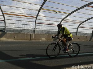 Warga Bekasi Isi PPKM Darurat dengan Bersepeda Warga Bekasi Isi PPKM Darurat dengan Bersepeda