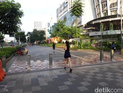 Segelintir Warga Berolahraga di Jalan Sudirman Minggu Pagi Kala PPKM Darurat