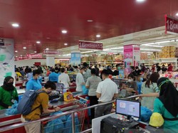 Warga Batam Borong Buah-buahan di Supermarket Jelang PPKM Darurat