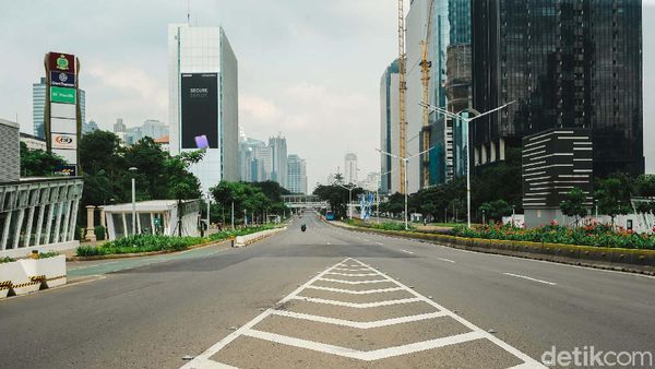 Wow! Jalan Sudirman Jakarta Sepi Banget