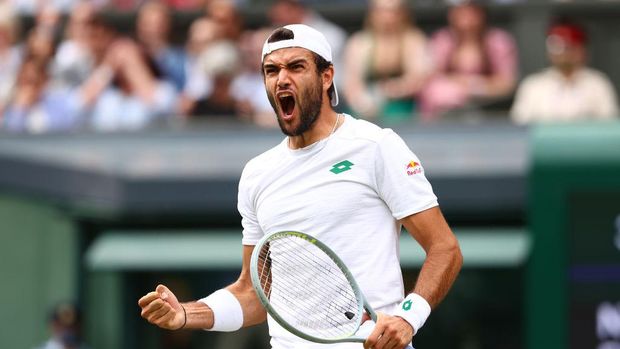 LONDON, ENGLAND - JULY 11: Matteo Berrettini of Italy celebrates winning the first set during his men's Singles Final match against Novak Djokovic of Serbia on Day Thirteen of The Championships - Wimbledon 2021 at All England Lawn Tennis and Croquet Club on July 11, 2021 in London, England. (Photo by Julian Finney/Getty Images)