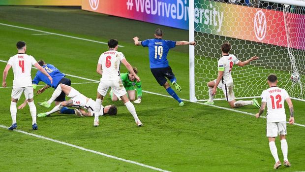 LONDON, ENGLAND - JULY 11: Leonardo Bonucci of Italy scores their side's first goal past Jordan Pickford of England during the UEFA Euro 2020 Championship Final between Italy and England at Wembley Stadium on July 11, 2021 in London, England. (Photo by Facundo Arrizabalaga - Pool/Getty Images)