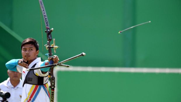 Indonesia's Riau Ega Agatha shoots an arrow during the Rio 2016 Olympic Games Men's competition at the Sambodromo archery venue in Rio de Janeiro, Brazil, on August 8, 2016. - Agatha eliminated South Korea's world number one ranking archer Woojin Kim. (Photo by Jewel SAMAD / AFP)