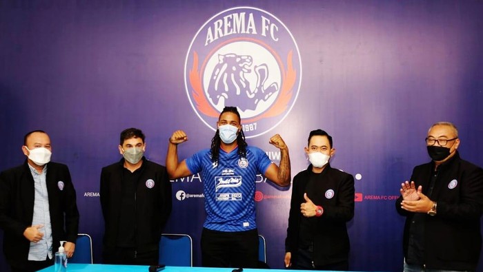 Arema FC memperkenalkan penyerang baru, Carlos Fortes.