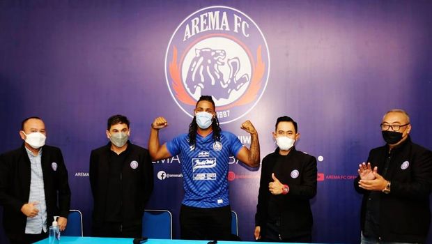 Arema FC memperkenalkan penyerang baru, Carlos Fortes.