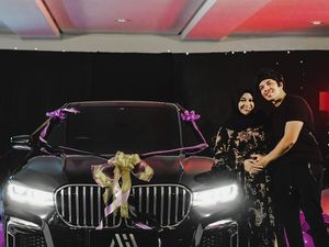 Kado Sedan Mewah BMW Seri 7 dari Atta Halilintar untuk Aurel Hermansyah Kado Sedan Mewah BMW Seri 7 dari Atta Halilintar untuk Aurel Hermansyah
