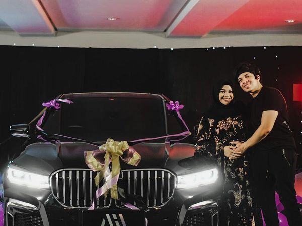 Kado Sedan Mewah BMW Seri 7 dari Atta Halilintar untuk Aurel Hermansyah