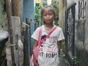 Belajar Bersyukur dari Indah, Bocah Pemulung Punya 11 Anggota Keluarga