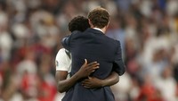 Manajer Inggris Gareth Southgate, yang juga pernah gagal mengeksekusi penalti semasa bermain buat Inggris, turut menghibur. (Foto: AP/Carl Recine)