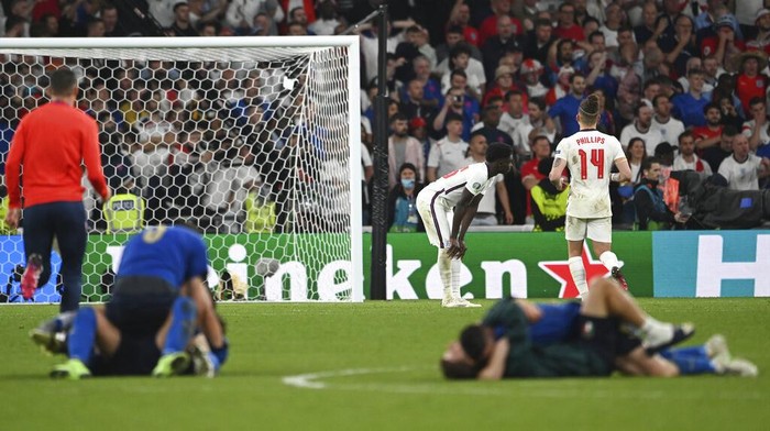 Italy players celebrate after Englands Bukayo Saka missed a penalty during the penalty shootout during the Euro 2020 soccer final match between England and Italy at Wembley stadium in London, Sunday, July 11, 2021. (Andy Rain/Pool Photo via AP)