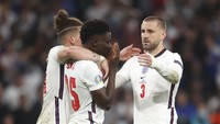 Para pemain Inggris langsung menghibur Saka. (Foto: AP/Carl Recine)