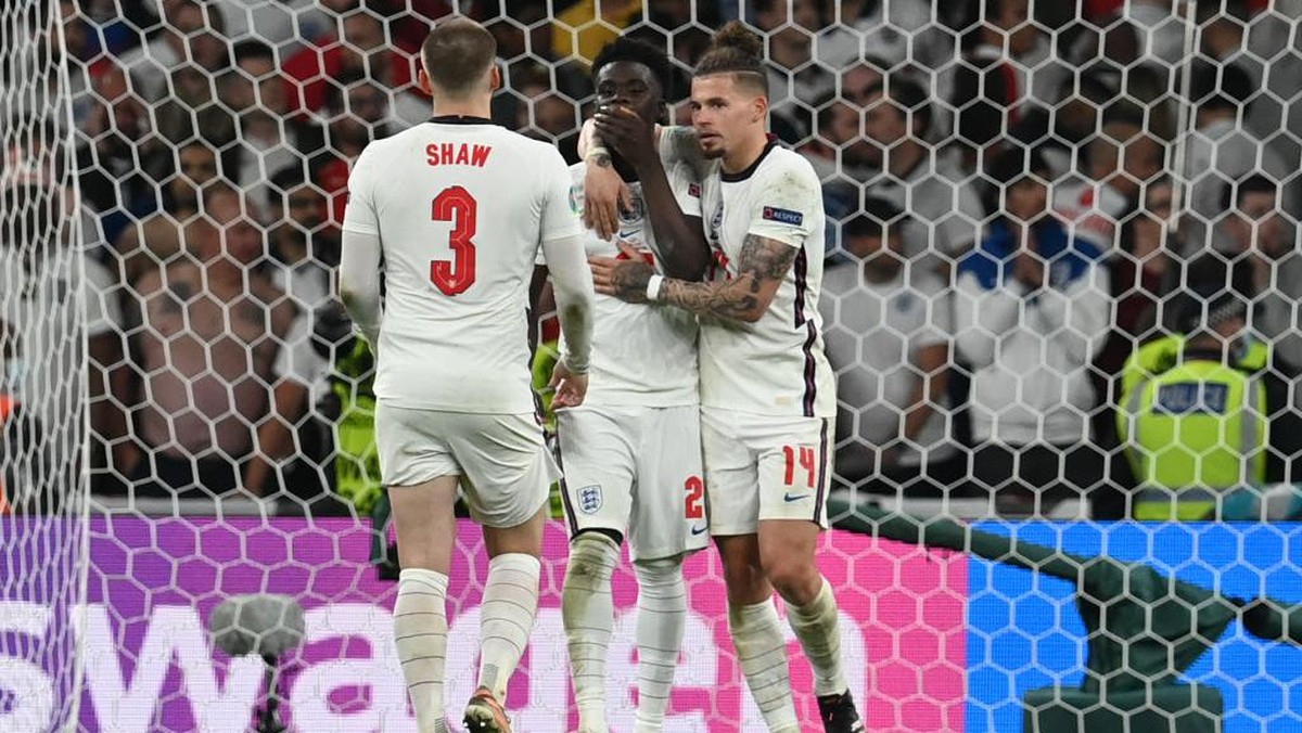 Bukayo Saka dihibur oleh rekan-rekan setimnya usai penaltinya digagalkan Gianluigi Donnarumma (Foto: Getty Images/Paul Ellis - Pool)