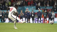 Saka menjadi penendang kelima Inggris dalam adu penalti lawan Italia. (Foto: AP/Nick Potts)