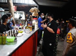 Bupati Kediri Borong Makanan hingga Ancam Pedagang yang Melanggar PPKM Darurat