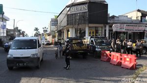 Cegah Mobilitas Warga, Jalan Majalaya Berlakukan Sistem Buka-Tutup