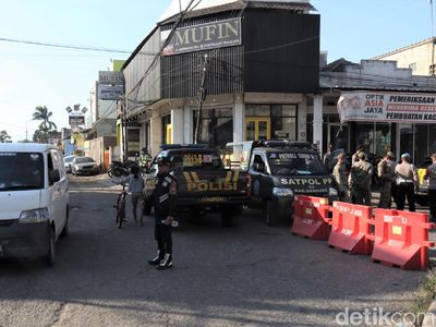 Cegah Mobilitas Warga, Jalan Majalaya Berlakukan Sistem Buka-Tutup