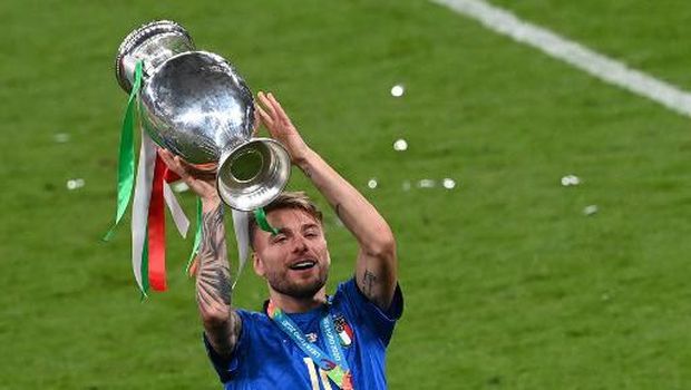 Italy's forward Ciro Immobile poses with the European Championship trophy after Italy won the UEFA EURO 2020 final football match between Italy and England at the Wembley Stadium in London on July 11, 2021. (Photo by FACUNDO ARRIZABALAGA / POOL / AFP)