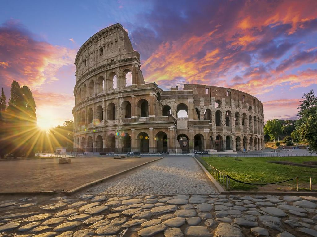 Entah Apa yang Merasukinya, Turis Konyol Ini Ukir Namanya di Colosseum Entah Apa yang Merasukinya, Turis Konyol Ini Ukir Namanya di Colosseum