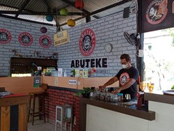 Meski Omzet Dagangan Turun, Pria Pacitan Ini Justru Support Makan Warga Isoman