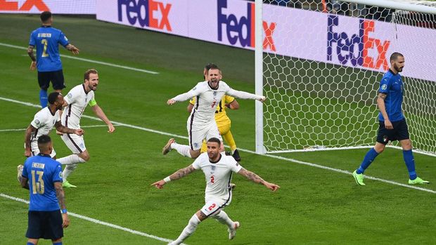 LONDON, ENGLAND - JULY 11: Luke Shaw of England celebrates after scoring their team's first goal during the UEFA Euro 2020 Championship Final between Italy and England at Wembley Stadium on July 11, 2021 in London, England. (Photo by Facundo Arrizabalaga - Pool/Getty Images)
