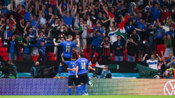 LONDON, ENGLAND - JULY 11: Leonardo Bonucci of Italy celebrates in front of the Italy fans after scoring their teams first goal during the UEFA Euro 2020 Championship Final between Italy and England at Wembley Stadium on July 11, 2021 in London, England. (Photo by Laurence Griffiths/Getty Images)