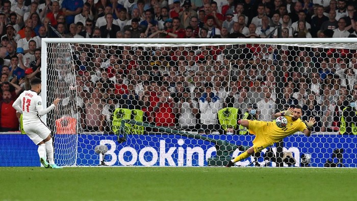 LONDON, ENGLAND - JULY 11: Jadon Sancho of England misses his teams sixth penalty in a penalty shoot out which is saved by Gianluigi Donnarumma of Italy during the penalty shoot out in the UEFA Euro 2020 Championship Final between Italy and England at Wembley Stadium on July 11, 2021 in London, England. (Photo by Paul Ellis - Pool/Getty Images)