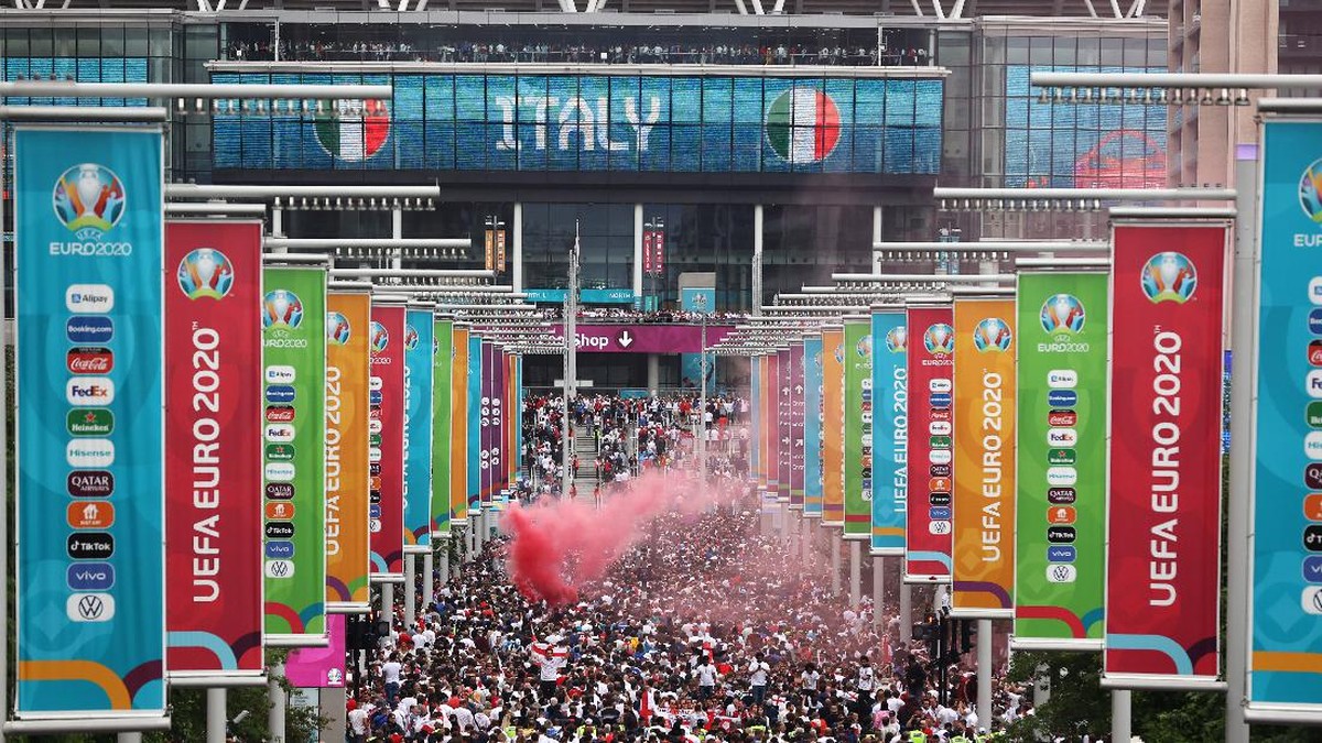 Suporter Inggris membuat onar di Stadion Wembley. (Foto: Getty Images/Alex Pantling)