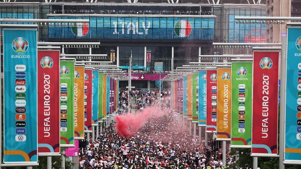 LONDON, ENGLAND - JULY 11: A general view outside the stadium along Wembley Way as fans enjoy the pre match atmosphere prior to the UEFA Euro 2020 Championship Final between Italy and England at Wembley Stadium on July 11, 2021 in London, England. (Photo by Alex Pantling/Getty Images)