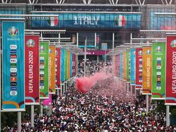Kerumunan Suporter Inggris Jelang Final Euro 2020