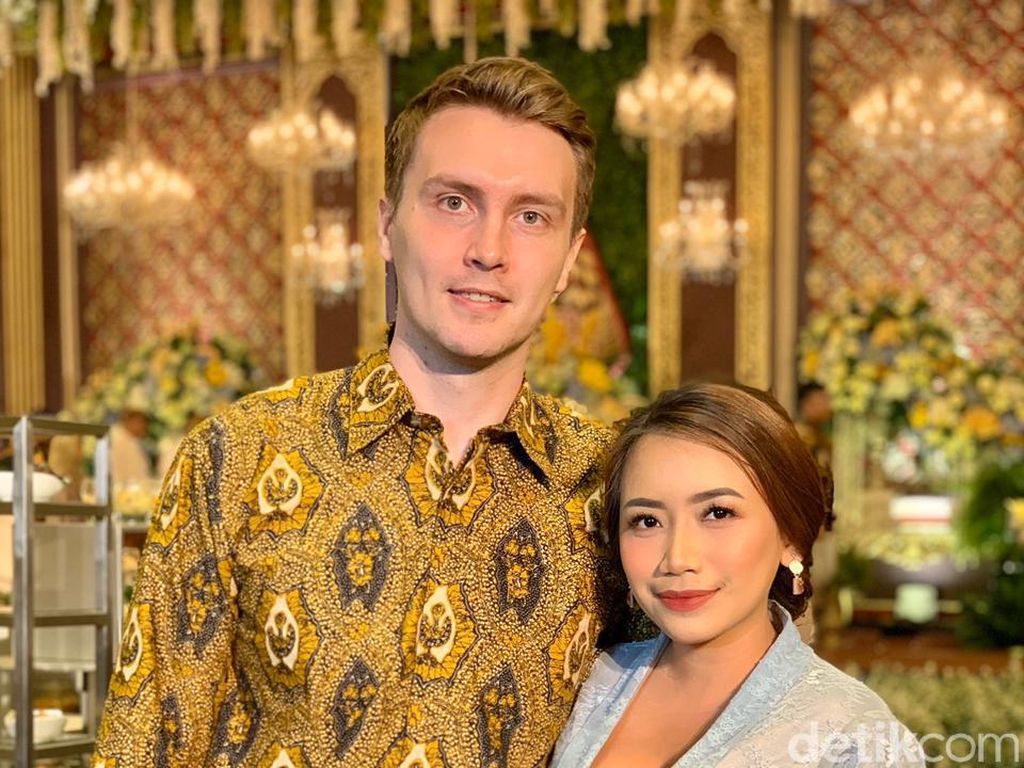 Wanita Indonesia Ajak Kekasih Bule Kondangan, Reaksi Sang Pacar Jadi Viral