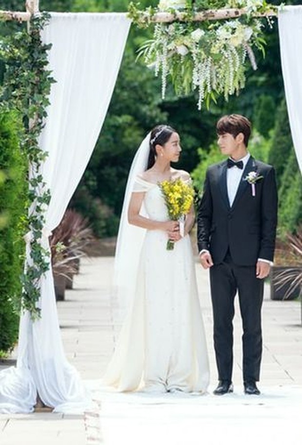 gaun pernikahan model A line