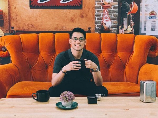Gaya Keren Afgan Saat Nongkrong di Kafe dan Masak Daging Panggang