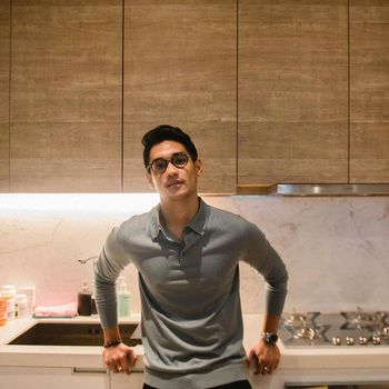 Gaya Keren Afgan Saat Nongkrong di Kafe dan Masak Daging Panggang