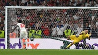 Bola sepakan Saka bisa ditangkap Donnarumma. (Foto: Getty Images/Paul Ellis - Pool)