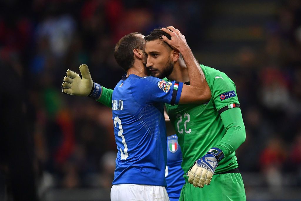 BERGAMO, ITALY - OCTOBER 14:   Gianlugi Donnarumma of Italy embraces Giorgio Chiellini of Italy during the UEFA Nations League group stage match between Italy and Netherlands at Stadio Atleti Azzurri d'Italia on October 14, 2020 in Bergamo, Italy. (Photo by Alessandro Sabattini/Getty Images)