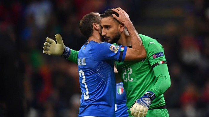 BERGAMO, ITALY - OCTOBER 14:   Gianlugi Donnarumma of Italy embraces Giorgio Chiellini of Italy during the UEFA Nations League group stage match between Italy and Netherlands at Stadio Atleti Azzurri dItalia on October 14, 2020 in Bergamo, Italy. (Photo by Alessandro Sabattini/Getty Images)