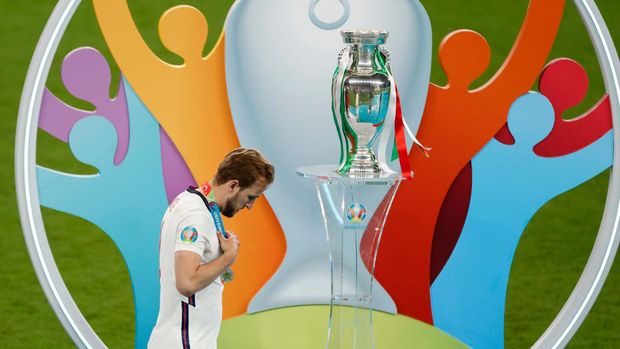 LONDON, ENGLAND - JULY 11: Harry Kane of England walks past the Henri Delaunay Trophy following his team's defeat in the UEFA Euro 2020 Championship Final between Italy and England at Wembley Stadium on July 11, 2021 in London, England. (Photo by John Sibley - Pool/Getty Images)