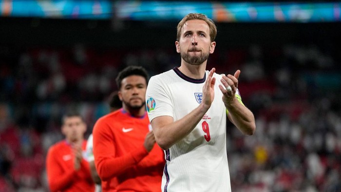 LONDON, ENGLAND - JULY 11: Harry Kane of England applauds the fans after the UEFA Euro 2020 Championship Final between Italy and England at Wembley Stadium on July 11, 2021 in London, England. (Photo by Frank Augstein - Pool/Getty Images)