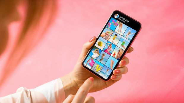Ilustrasi instagram Woman editing photo on her smart phone and posting it on social media
