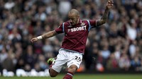 Pemain bek sayap dan gelandang tengah berkebangsaan Prancis ini pernah bermain untuk West Ham, selain itu Julien Faubert pernah merasakan 2 kali penampilan Bersama Real Madrid dan kini menjadi asisten manager Fréjus-St-Raph FC. Ian Walton/Getty Images  