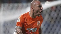 Di Indonesia Julien Faubert didatangkan pada musim 2018/2019 adaptasinya juga terbilang cukup cepat dengan membukukan 15 penampilan dengan 3 gol dan selalu ditampilkan sebagai starter selama 90 menit di lapangan hijau. Namun Bersama Pesut Etam ia hanya bermain selama enam bulan hingga akhirnya harus berpisah. Dok Borneo Fc  