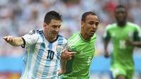 Bukan Messi, Peter Odemwingie (tengah) yang bermain untuk Timnas Nigeria ini berhadapan dengan Messi di Piala Dunia 2014 grup F. Peter sempat bermain di Liga Inggris pada musim 2013 hingga 2017 dengan sejumlah club seperti West Brom, Cardiff, Bristol City, Stoke City hingga Rotherham. Ian Walton/Getty Images  